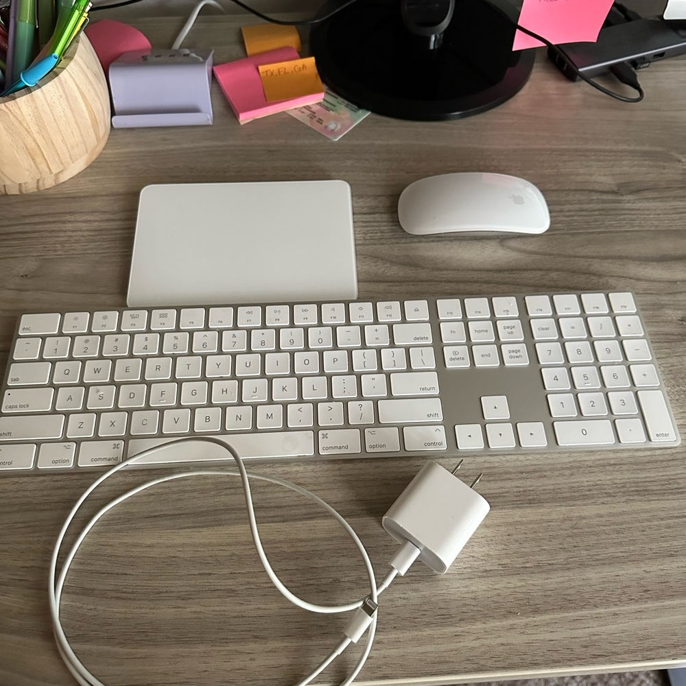 Apple White Wireless Keyboard and Mouse Set